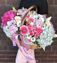 Цветочная композиция из Розы, Хризантемы, Пионы и Лизиантусы в корзине в Ступино