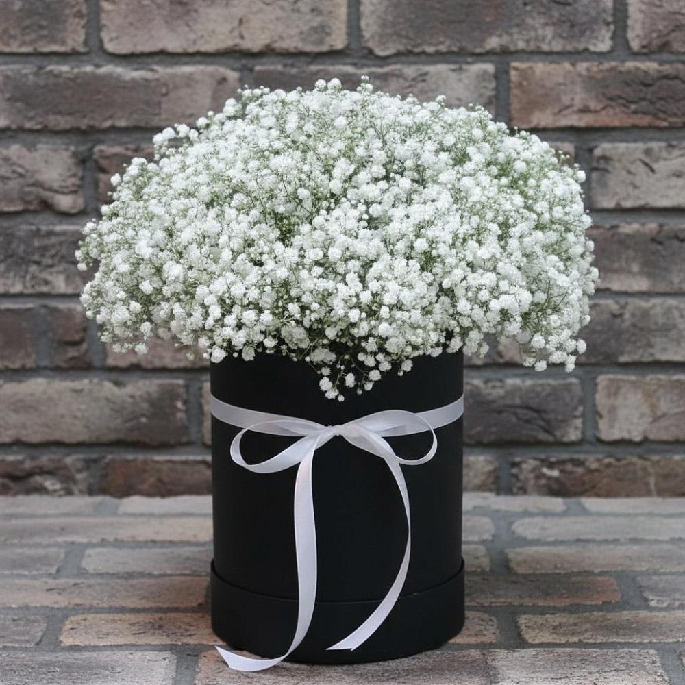 Цветочная композиция из Гипсофила в шляпной коробке в Ступино