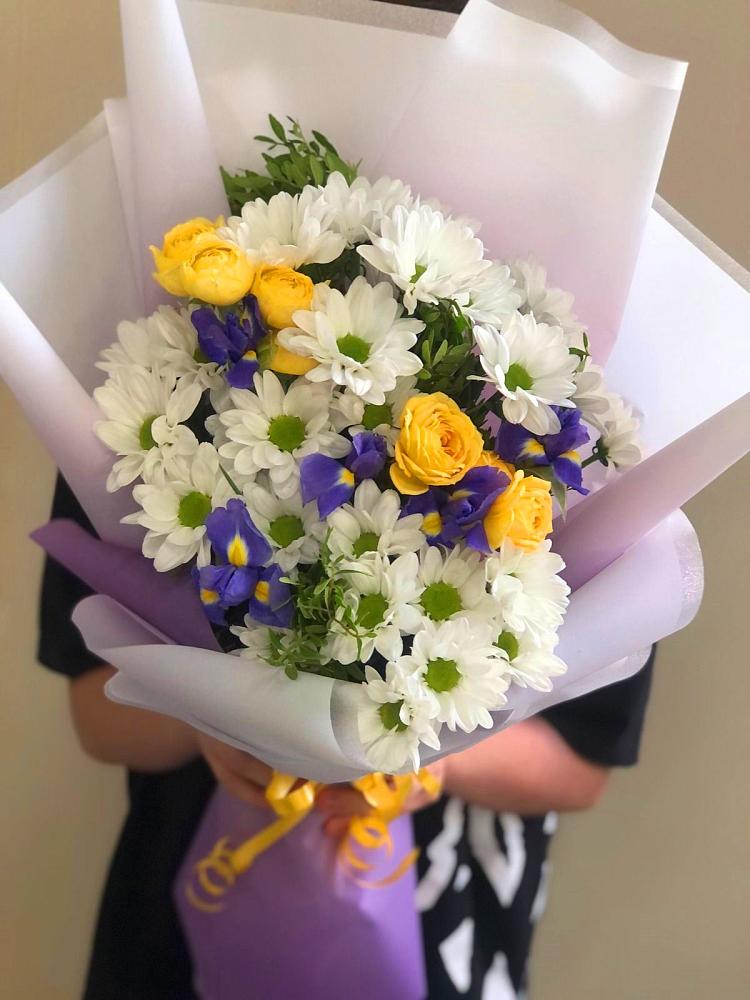 Букет цветов из: Ирисы, Хризантемы и Розы в Ступино