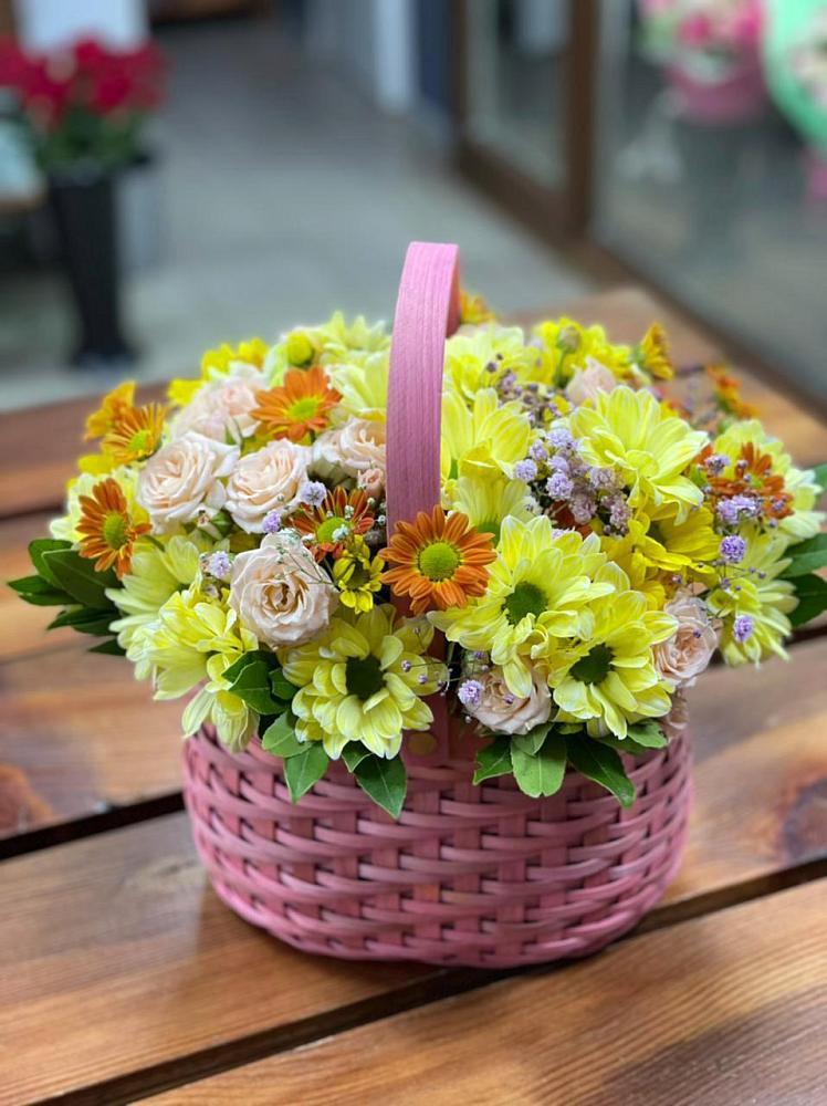 Цветочная композиция из Хризантемы и Розы в корзине в Ступино