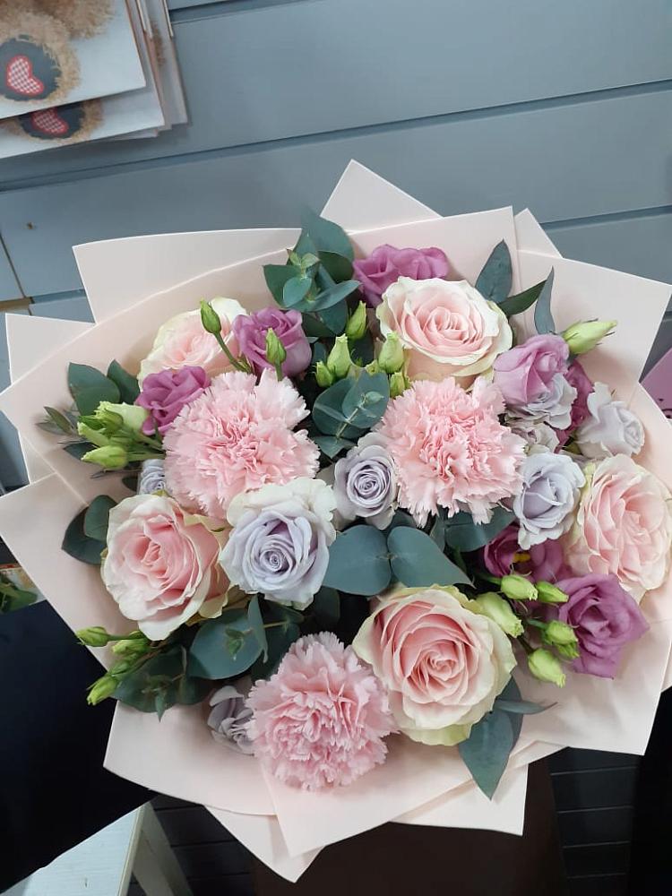 Букет цветов из: Розы, Гвоздики и Лизиантусы в Ступино